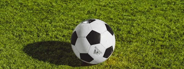 足球运动员在欧冠比赛中庆祝进球的瞬间